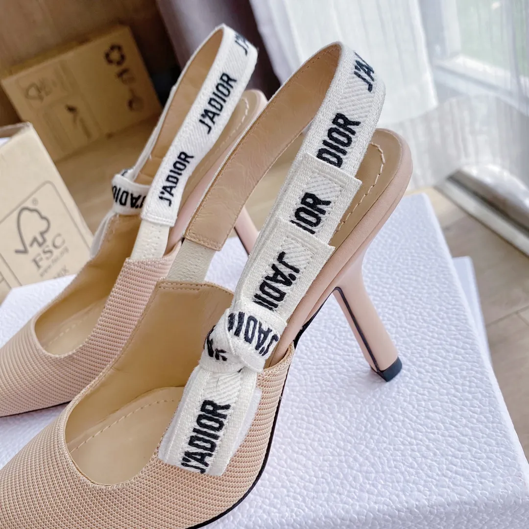 👟👟Ex-factory price 440👟👟 Developed one-to-one from the original version, 👠👠✨ ✨Dior’s popular sandals are new🔥 🔥 The same style as the most popular internet celebrities and celebrities of the year💁 💁. Imported fabric, lining and feet are made of calfskin lining🐑. Original molded heel, heel height 10Cm 6.5cm💘 Original molded metal outsole with five-pointed star LOGO mark✨. Original bow, 💅 Italian leather outsole. 👄💋 Full set of packaging (bags, cards, invoices, one-to-one wrapping paper) 34 40 41 customized
